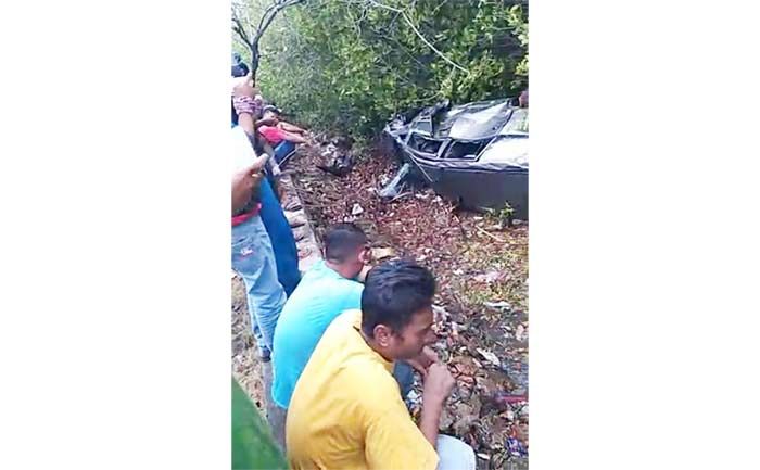 Laka Tunggal, Kijang Innova Tercebur di Bibir Pantai Ambat Pamekasan