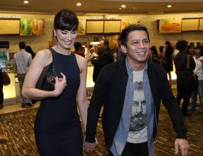 Ariel Gandeng Mesra Sophie Mueller, Luna Maya Sendirian Ariel Gandeng Mesra Sophie Mueller, Luna Maya Sendirian