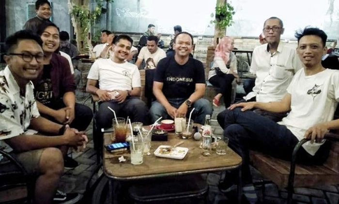 Hangatnya Ngopi Bareng Mas Wawan Bersama Pegiat Medsos di Sidoarjo Hangatnya Ngopi Bareng Mas Wawan Bersama Pegiat Medsos di Sidoarjo