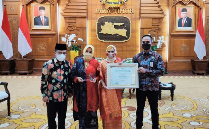Salma Safitri Terima Penghargaan Perempuan Berjasa dan Berprestasi dari OASE Salma Safitri Terima Penghargaan Perempuan Berjasa dan Berprestasi dari OASE