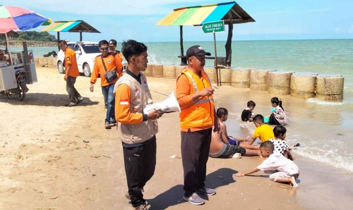 Bersama BPBD, FRPB Pamekasan Beri Imbauan dan Edukasi untuk Pengunjung di Pantai Jumiang