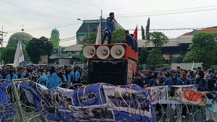 Ratusan Mahasiswa Geruduk DPRD Jatim, Serukan Lima Tuntutan ke Pemerintah Pusat