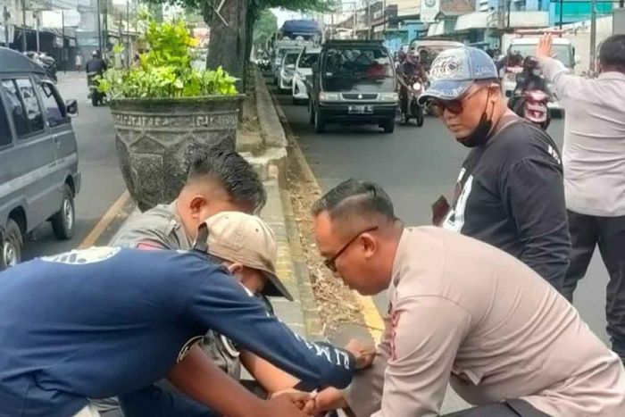 Bawa Senjata Tajam, ODGJ di Malang Diamankan Petugas Bawa Senjata Tajam, ODGJ di Malang Diamankan Petugas