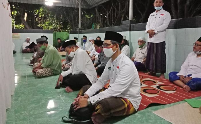 Relawan RGEr Ziarah ke Makam Leluhur Eri Cahyadi Relawan RGEr Ziarah ke Makam Leluhur Eri Cahyadi
