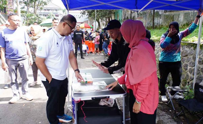 Sisa 10 Hari Menjabat, Pj Wali Kota Batu Tetap Menyapa dan Borong Jualan PKL di CFD Sisa 10 Hari Menjabat, Pj Wali Kota Batu Tetap Menyapa dan Borong Jualan PKL di CFD