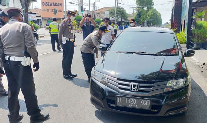 Polres Kediri Kota Periksa Kendaraan yang Masuk Kota Kediri di Check Point Polres Kediri Kota Periksa Kendaraan yang Masuk Kota Kediri di Check Point