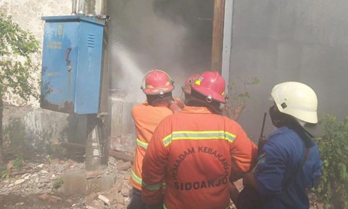 Korsleting Listrik, Gudang ATK di Waru Sidoarjo Terbakar Korsleting Listrik, Gudang ATK di Waru Sidoarjo Terbakar