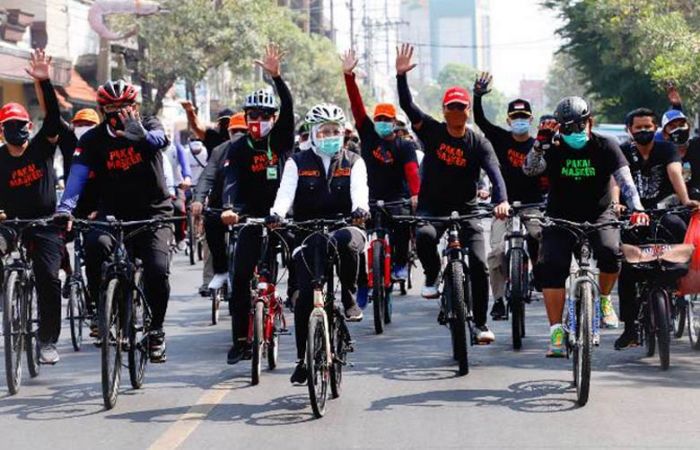 ​Bagi Masker, Gowes Bareng Penyintas, Khofifah Minta Tak Beri Label Negatif ke Pasien Covid-19 