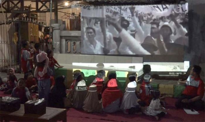 Upaya Didik Anak Cinta Indonesia, Warga Perum Pesona Permata Gading 1 Gelar Nobar Film Perjuangan Upaya Didik Anak Cinta Indonesia, Warga Perum Pesona Permata Gading 1 Gelar Nobar Film Perjuangan
