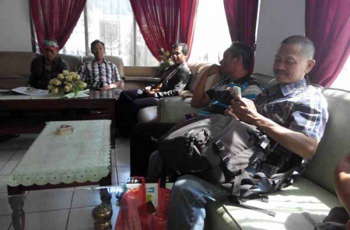 Usai Digusur, PKL Alun-alun Kota Mojokerto Minta Dukungan ke DPRD Usai Digusur, PKL Alun-alun Kota Mojokerto Minta Dukungan ke DPRD