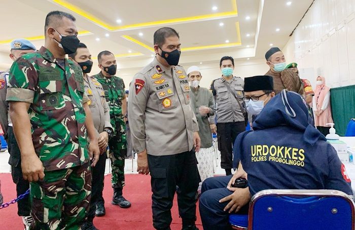 Tinjau Vaksinasi Serentak di Probolinggo, Wakapolda Jatim Kunjungi Ponpes Nurul Jadid Tinjau Vaksinasi Serentak di Probolinggo, Wakapolda Jatim Kunjungi Ponpes Nurul Jadid