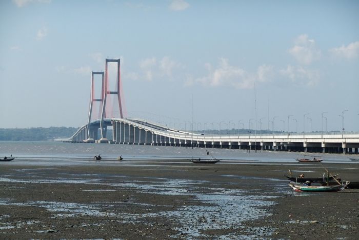 Seorang Pria Nekat Lompat dari Jembatan Suramadu, Diduga Coba Bunuh Diri