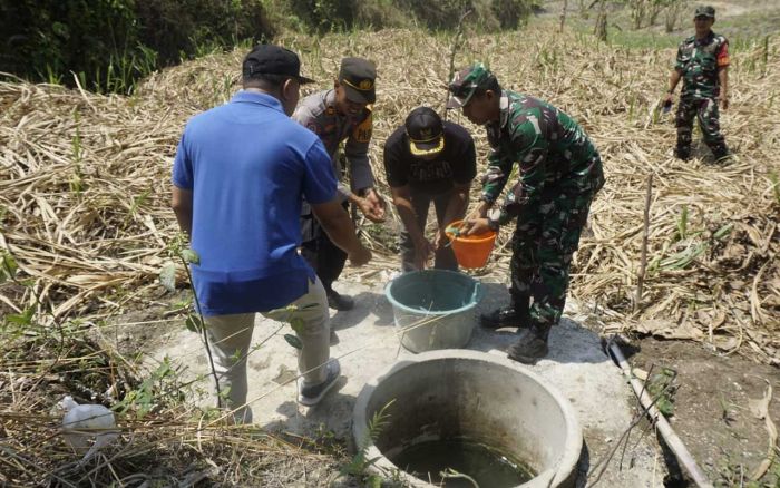 Alami Kekeringan, Dandim Ngawi bersama Stakeholder Lakukan Pengecekan Sumber Air Alami Kekeringan, Dandim Ngawi bersama Stakeholder Lakukan Pengecekan Sumber Air