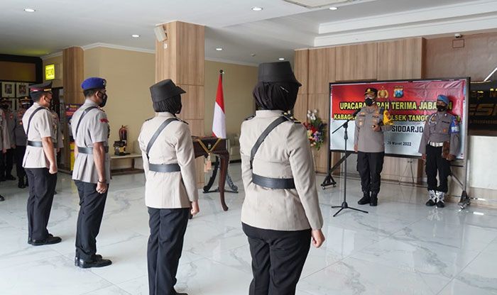 Kabagren dan Kapolsek Tanggulangin Jalani Sertijab di Mapolresta Sidoarjo Kabagren dan Kapolsek Tanggulangin Jalani Sertijab di Mapolresta Sidoarjo