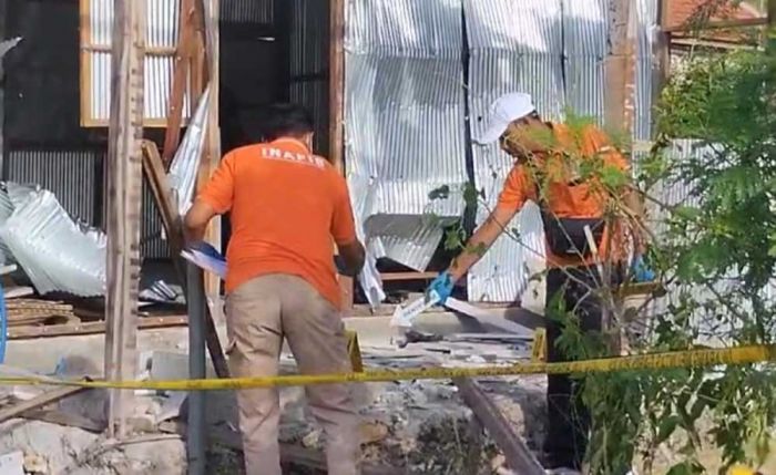 Warung di Pamekasan Hancur Diduga Akibat Ledakan Bondet, Satu Orang Dilarikan ke Rumah Sakit Warung di Pamekasan Hancur Diduga Akibat Ledakan Bondet, Satu Orang Dilarikan ke Rumah Sakit