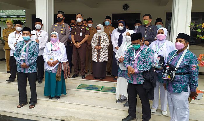 Bupati Jombang Lepas Keberangkatan 6 CJH Kloter 5 Bupati Jombang Lepas Keberangkatan 6 CJH Kloter 5