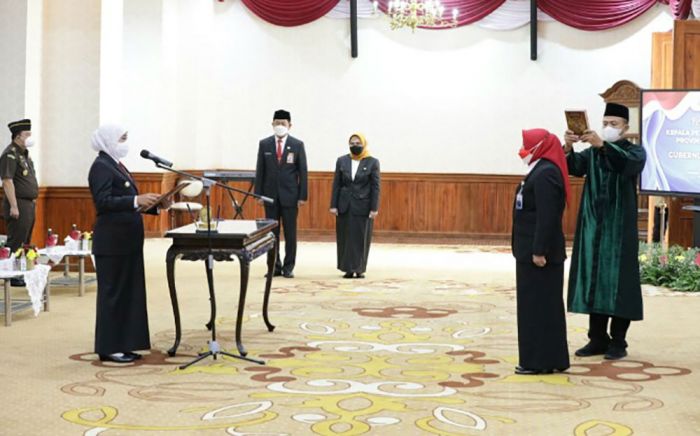Lantik Kepala Perwakilan BKKBN Jatim, Khofifah Harap Bisa Bantu Percepat Peningkatan IPM Lantik Kepala Perwakilan BKKBN Jatim, Khofifah Harap Bisa Bantu Percepat Peningkatan IPM