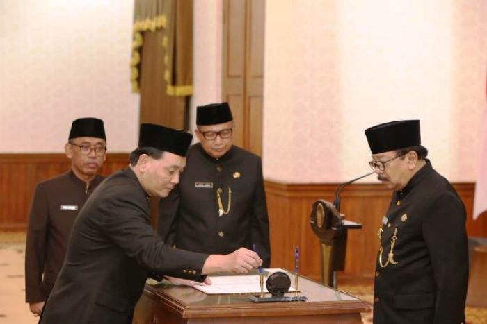 Pakde Karwo Lantik Jumadi Jadi Pj Sekdaprov Jatim