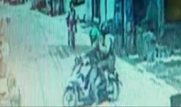 Maling Kos-kosan di Gedangan Sidoarjo Terekam CCTV, Pelaku Kenakan Jaket Ojol