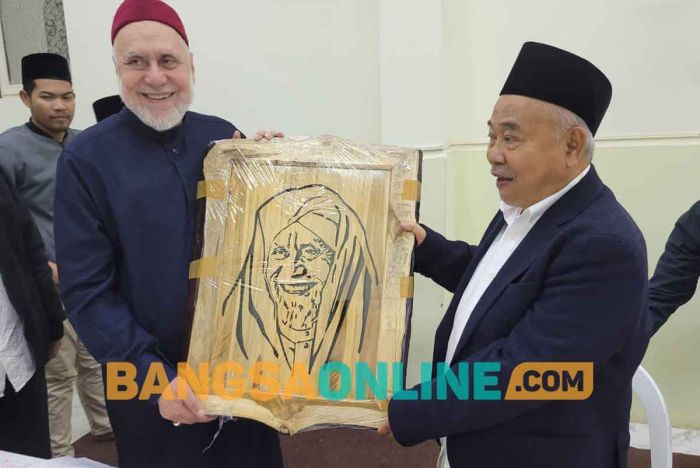 Disambut Mahasiswa Al Azhar, Tiba di Kairo Kiai Asep Langsung Silaturahim ke Syaikh Muhanna