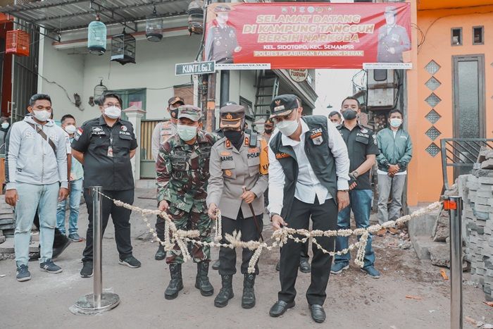Wali Kota Eri dan Kapolres Pelabuhan Tanjung Perak Resmikan Kampung Tangguh Bersih Narkoba Wali Kota Eri dan Kapolres Pelabuhan Tanjung Perak Resmikan Kampung Tangguh Bersih Narkoba