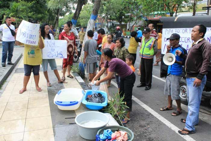 Sebulan Mampet, Puluhan Warga Tumenggungan Lamongan Demo PDAM Sebulan Mampet, Puluhan Warga Tumenggungan Lamongan Demo PDAM