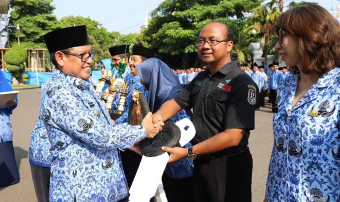 Hari Kesehatan Nasional, Wabup Tuban Serahkan Mobil dan Motor Ambulans