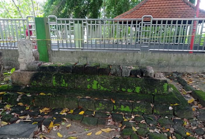 Penjaga Makam Sempat Lihat Batu Nisan Mbah Tameng Gresik yang Hilang Tertutup Kain Putih Penjaga Makam Sempat Lihat Batu Nisan Mbah Tameng Gresik yang Hilang Tertutup Kain Putih