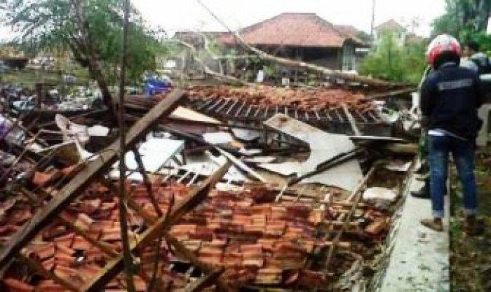 Pohon Tumbang Hancurkan Satu Rumah 