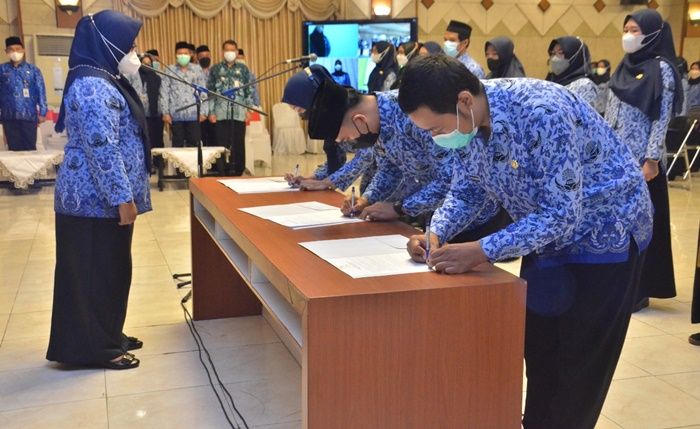 Lantik 94 PNS Baru, Wabup Gresik: Jauhi Apa yang Menjadi Larangan Lantik 94 PNS Baru, Wabup Gresik: Jauhi Apa yang Menjadi Larangan