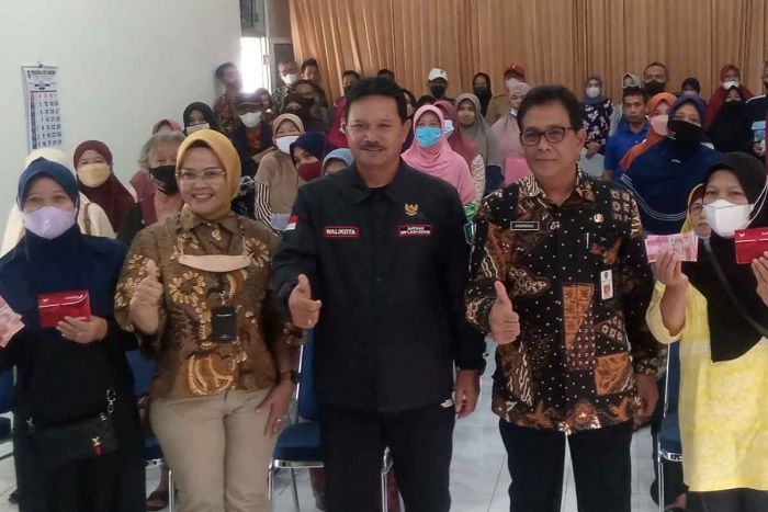 Pemkot Madiun Salurkan BLT BBM Bagi Pelaku UMKM Melalui Bank Jatim Pemkot Madiun Salurkan BLT BBM Bagi Pelaku UMKM Melalui Bank Jatim