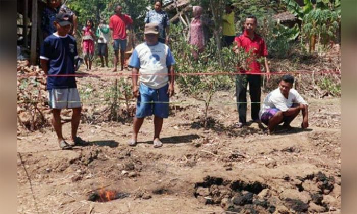 Warga Desa Kupuk Ponorogo Was-was Api yang Muncul dari Dalam Tanah Meluas ke Permukiman Warga Desa Kupuk Ponorogo Was-was Api yang Muncul dari Dalam Tanah Meluas ke Permukiman