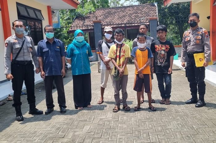 Terjaring Razia Pekat Polres Mojokerto Kota, Lima Anjal Diserahkan ke Dinsos Terjaring Razia Pekat Polres Mojokerto Kota, Lima Anjal Diserahkan ke Dinsos