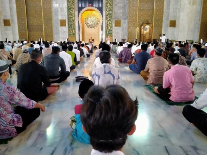 Ikrar Syahadat Muallaf Tetap Jalan, Jamaah Salat Jumat Masjid Al-Akbar Lewati Water Scan Ikrar Syahadat Muallaf Tetap Jalan, Jamaah Salat Jumat Masjid Al-Akbar Lewati Water Scan