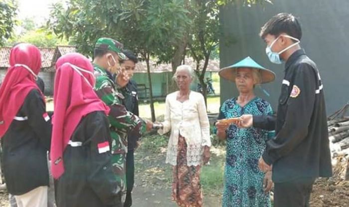 Bantu Pencegahan Covid-19, Karang Taruna Bhakti Persada Tuban Bagi-bagi Masker kepada Warga