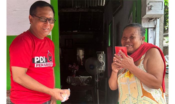 Caleg PDIP Kabupaten Kediri Bagikan Tiga Butir Telur kepada Warga
