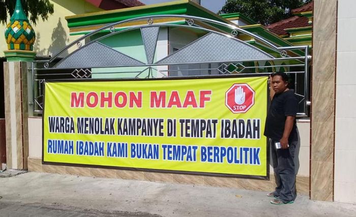 Muncul Spanduk Warga Benjeng, Balongpanggang, dan Menganti Tolak Masjid untuk Kampanye Muncul Spanduk Warga Benjeng, Balongpanggang, dan Menganti Tolak Masjid untuk Kampanye