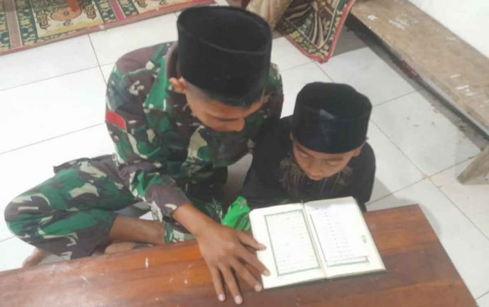 Pengabdian untuk Rakyat, Personel Satgas TMMD ke-117 Jadi Guru Ngaji di TPQ Subulussalam Pengabdian untuk Rakyat, Personel Satgas TMMD ke-117 Jadi Guru Ngaji di TPQ Subulussalam