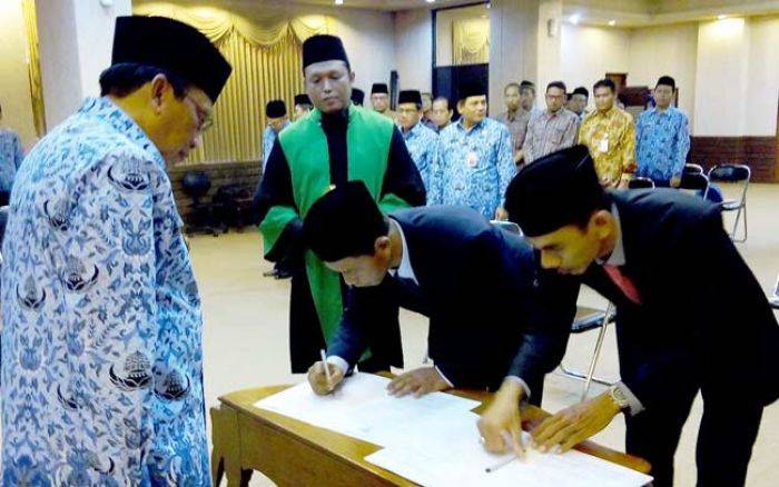 Bupati Gresik Lantik Dirum dan Dirtek PDAM Bupati Gresik Lantik Dirum dan Dirtek PDAM