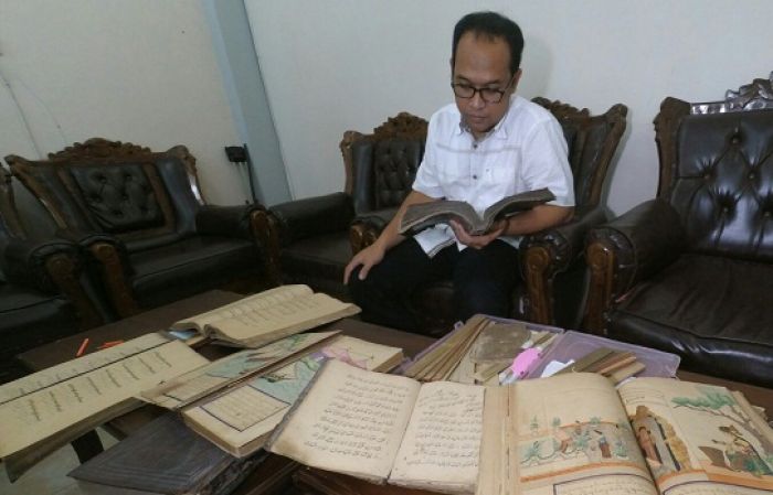 Mengenal Agus Sulton, Kolektor Kitab Kuno Asal Jombang