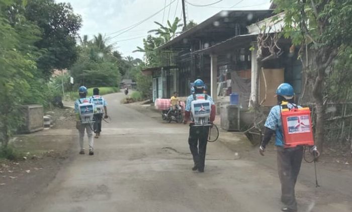 Peduli Pencegahan Covid-19, DPC Partai Demokrat Trenggalek Keliling Kecamatan Semprot Disinfektan Peduli Pencegahan Covid-19, DPC Partai Demokrat Trenggalek Keliling Kecamatan Semprot Disinfektan