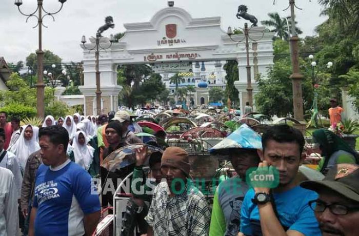 Ratusan Tukang Becak Luruk Kantor Bupati Tuban, Pergoki Bus Wisata Parkir di Pendopo Ratusan Tukang Becak Luruk Kantor Bupati Tuban, Pergoki Bus Wisata Parkir di Pendopo
