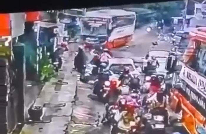 Bus Harapan Jaya Terlibat Kecelakaan Karambol di Kota Kediri, Diduga Gagal Rem saat Lampu Merah