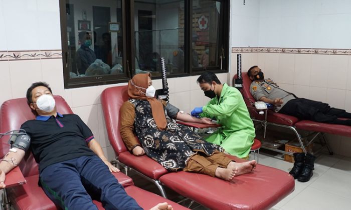 Peringati Hari Hemofilia Sedunia, Wali Kota Ning Ita Bersama Kapolres Mojokerto Kota Donor Darah Peringati Hari Hemofilia Sedunia, Wali Kota Ning Ita Bersama Kapolres Mojokerto Kota Donor Darah