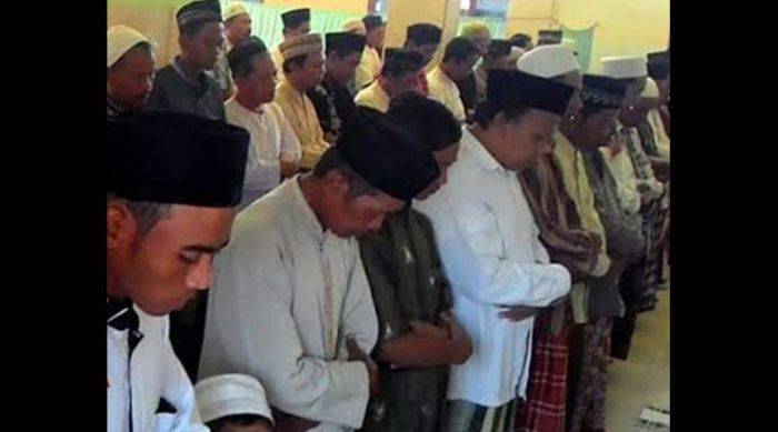 Ratusan Korban Banjir Lamongan Gelar Salat Gerhana Ratusan Korban Banjir Lamongan Gelar Salat Gerhana