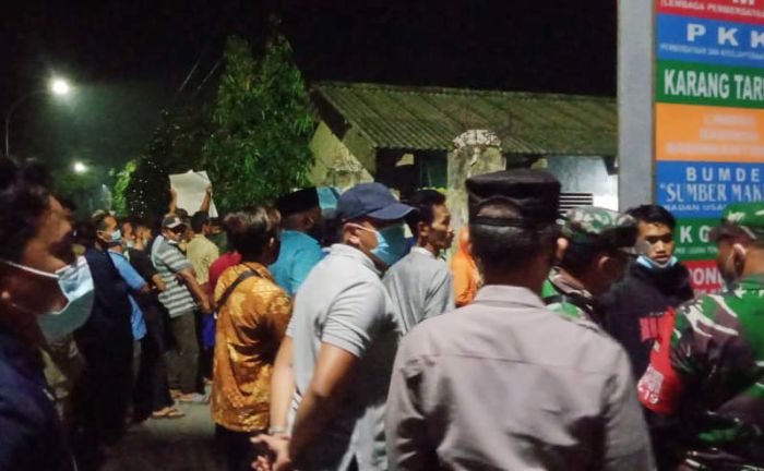 Massa Datangi Balai Desa, Pelantikan Kasi Pemerintahan Desa Munggugebang Batal Massa Datangi Balai Desa, Pelantikan Kasi Pemerintahan Desa Munggugebang Batal