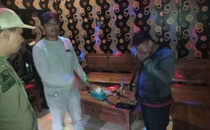 Penggerebekan Tempat Hiburan Malam di Jombang, Petugas Gabungan Amankan Belasan Pemandu Lagu Penggerebekan Tempat Hiburan Malam di Jombang, Petugas Gabungan Amankan Belasan Pemandu Lagu