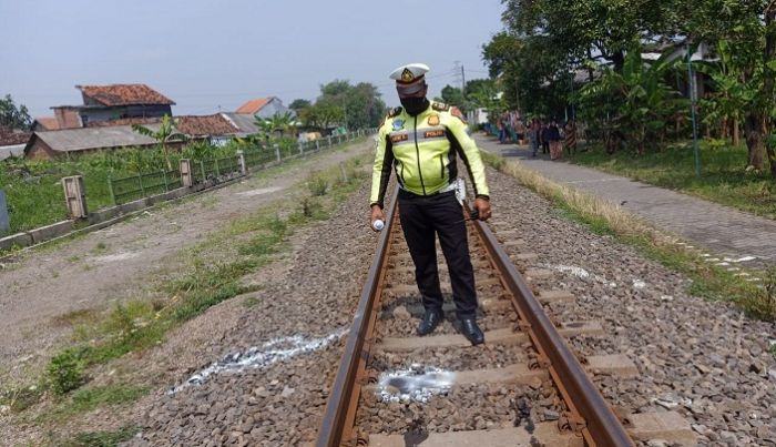 Nekat Terobos Lintasan KA, Pemuda Surabaya Tewas Ditabrak Kereta Nekat Terobos Lintasan KA, Pemuda Surabaya Tewas Ditabrak Kereta