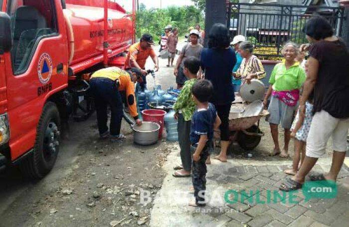 Imbas Banjir, Warga Notorejo Tulungagung Berebut Air Bersih Imbas Banjir, Warga Notorejo Tulungagung Berebut Air Bersih