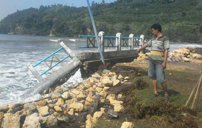Diterjang Ombak Pantai Sine, Pagar TPI Jebol Diterjang Ombak Pantai Sine, Pagar TPI Jebol